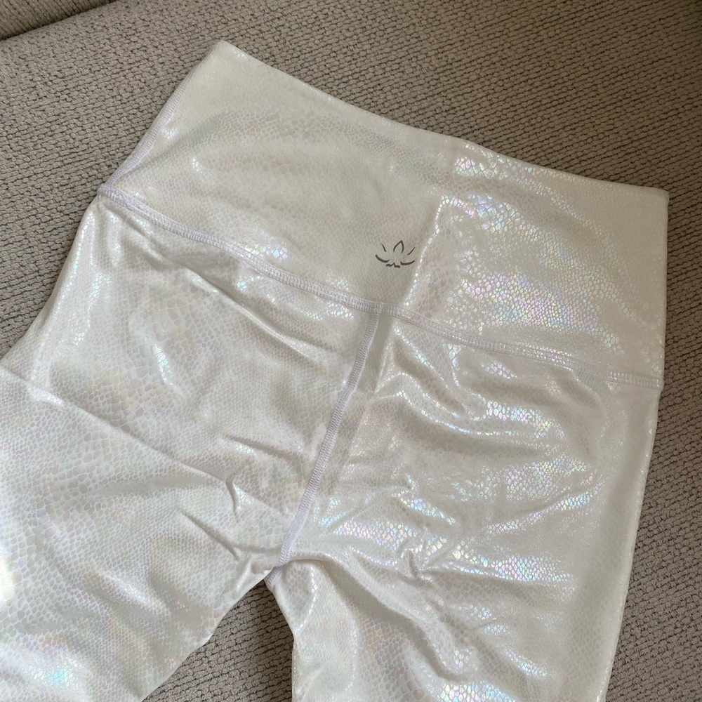 Beyond Yoga Silver Leggings with Shimmery Finish and Form-Fitting Design